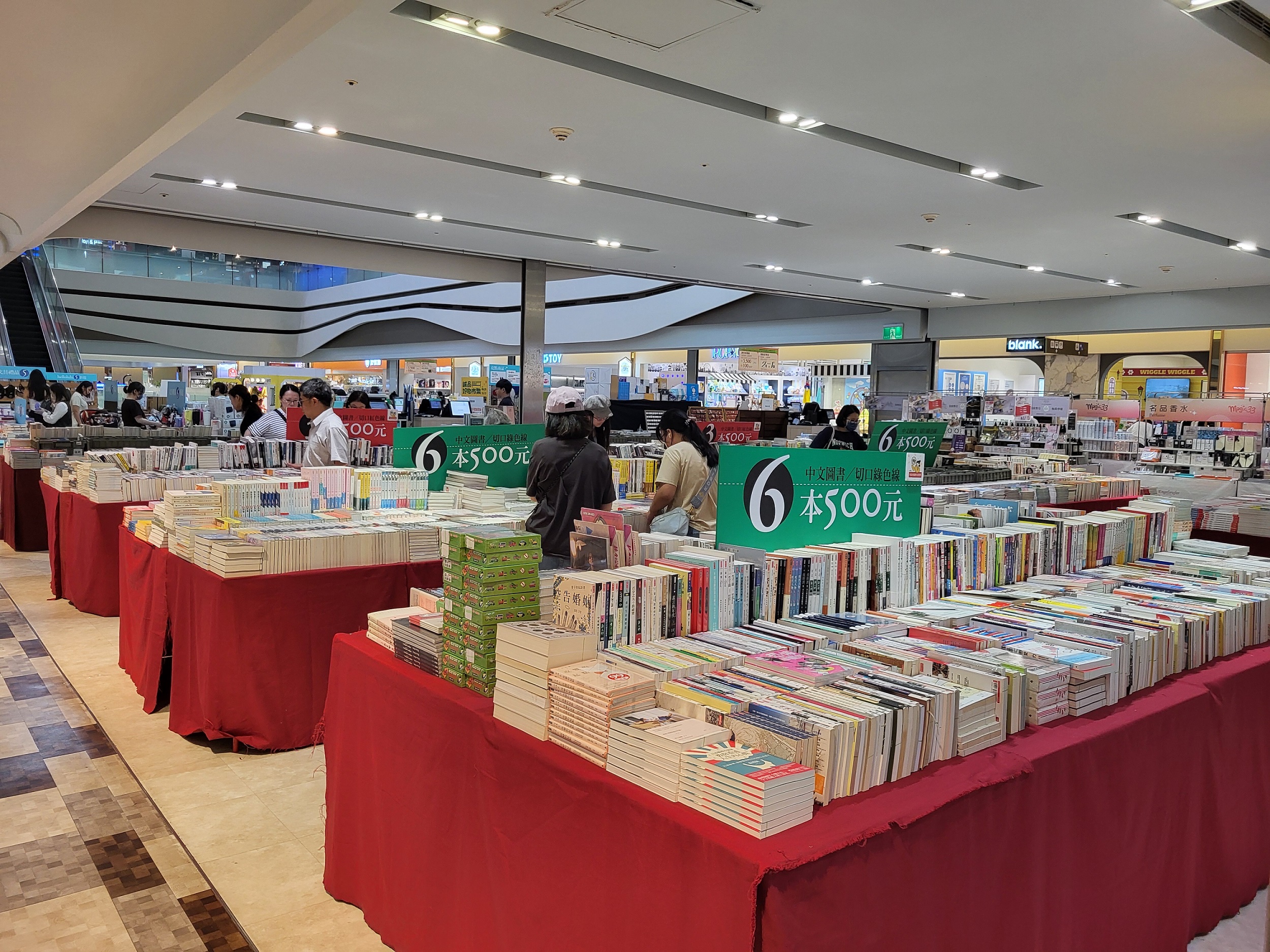 高雄中秋市集駁二登場！打卡免費送韓國黑貓娃娃、貼紙，誠品萬件商品３折