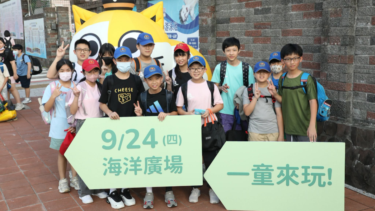超萌水上貓咪！15公尺高「巨型黃阿瑪」登陸基隆港，9/24點燈展出２個月