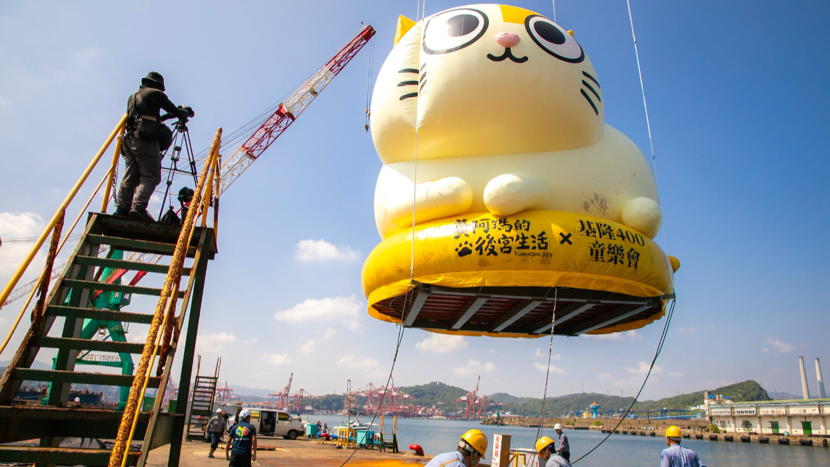 超萌水上貓咪！15公尺高「巨型黃阿瑪」登陸基隆港，9/24點燈展出２個月