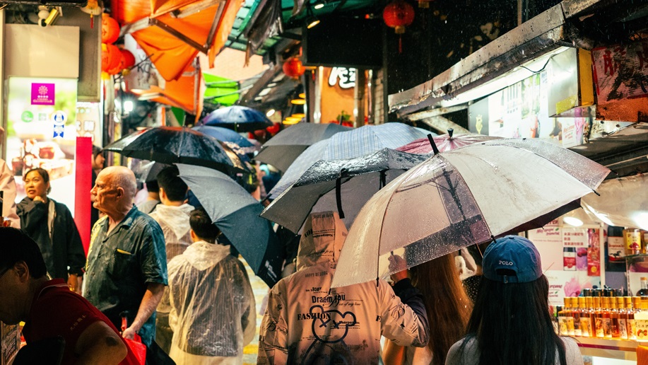 國慶連假要變天了！雨連下５天「大台北雨最大」，雙颱路徑大迴轉