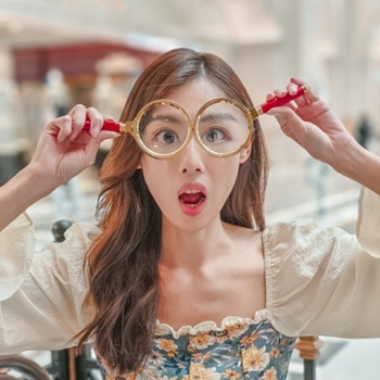 蔡小妞依玲