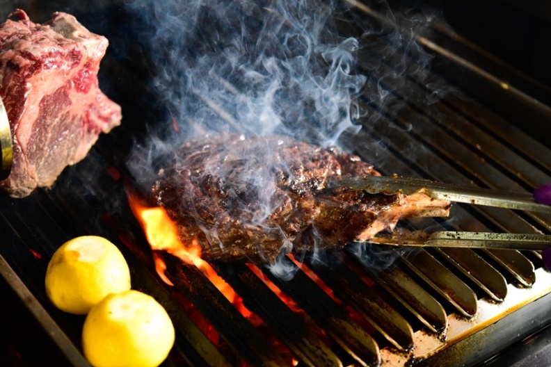中秋吃烤肉 燻辣雞翅、火烤肉排，炭烤料理超誘人