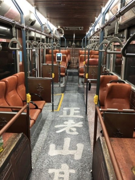 主題公車上路!車廂內變裝布行、茶行、中藥行 一上車就驚豔!綠17變身舊城觀光公車 帶旅客遊逛萬華、大稻埕更便利 (2).jpg