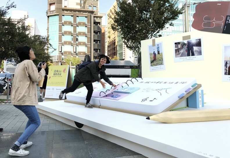 台中打卡新地標! 格列佛「大人國遊記」的清爽風格書桌 2.JPG