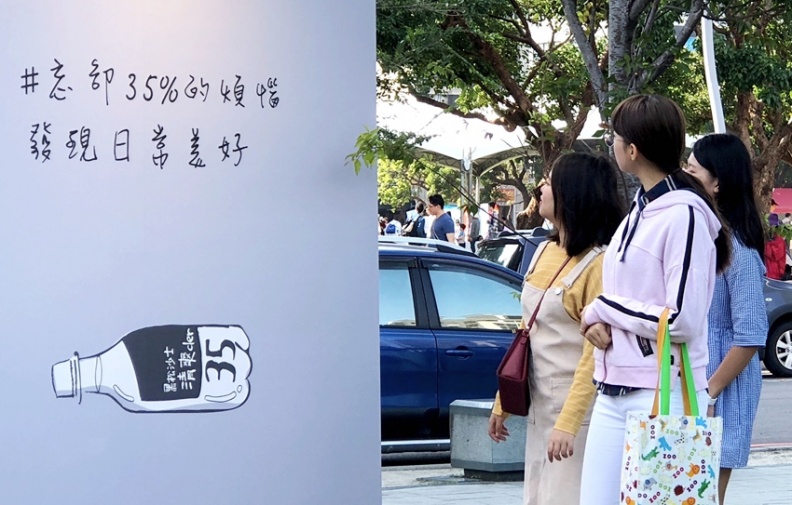 台中打卡新地標! 格列佛「大人國遊記」的清爽風格書桌 12.JPG