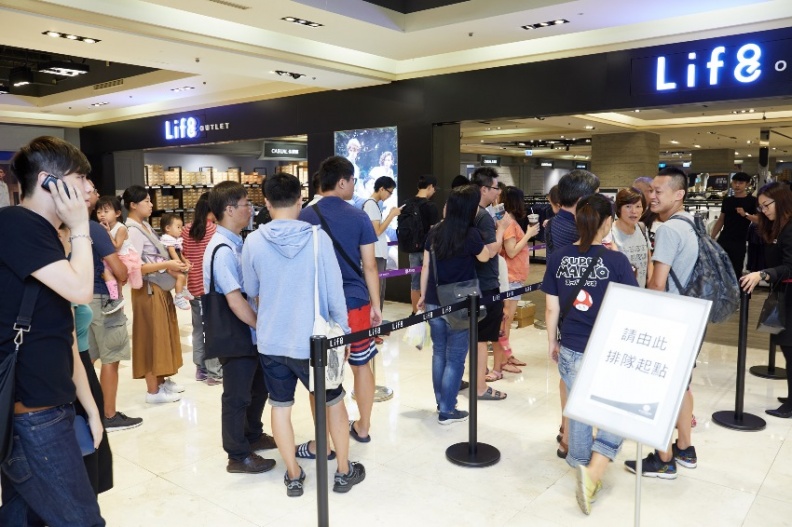 甫開店便湧入大批排隊人潮.jpg