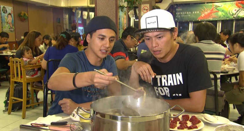 牛肉鍋也玩鴛鴦哏，清燉牛雜pk濃郁沙茶好難選 