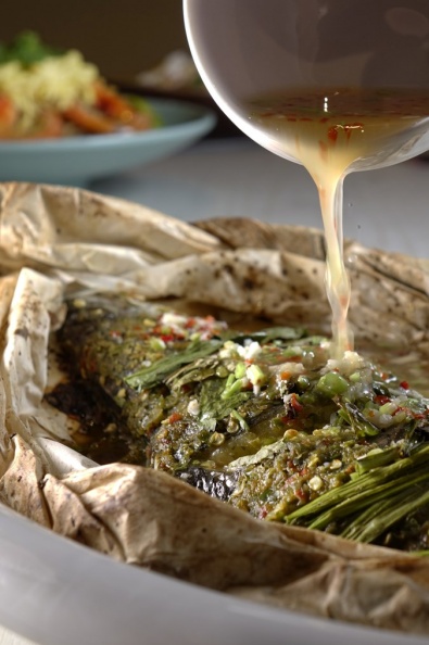 3.烤紙包魚 嚴選肉質細嫩七星鱸魚,舖滿香料用紙包覆慢火蒸烤,讓人食指大動。 - 3.烤紙包魚_嚴選肉質細嫩七星鱸魚,舖滿香料用紙包覆慢火蒸烤,讓人食指大動。.jpg 3.烤紙包魚_嚴選肉質細嫩七星鱸魚,舖滿香料用紙包覆慢火蒸烤,讓人食指大動。.jpg