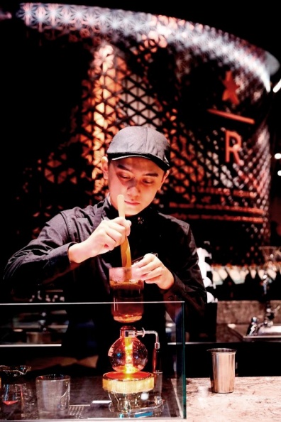 星巴克咖啡大師以虹吸式咖啡壺製作黑咖啡.jpg