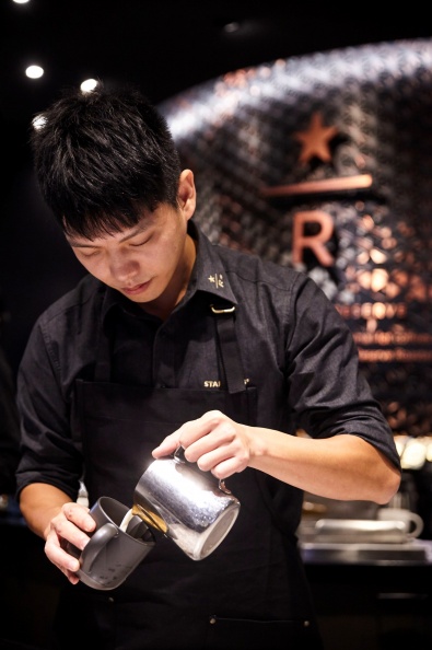星巴克咖啡大師製作咖啡飲品.jpg