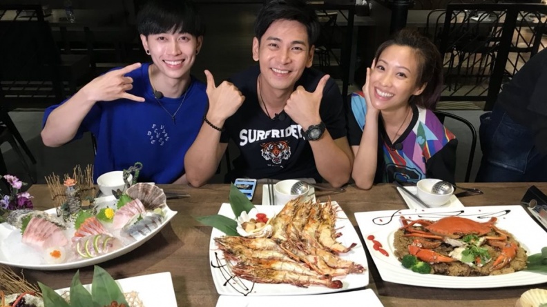 是來到水族館嗎？超銷魂水產店「花龍蝦」爆漿上桌
