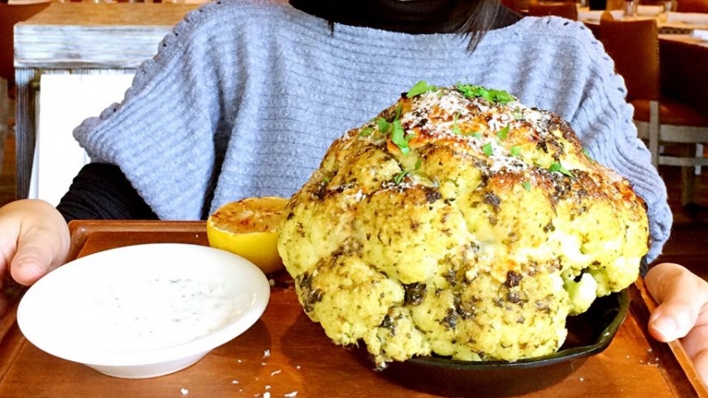 【新開店】全台首家紐約式創義料理！比臉大的花椰菜免費送