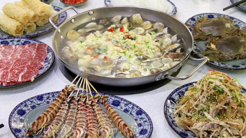 要滿出來了！超浮誇「卜卜蜆鍋」「冬瓜粥鍋」 這麼吃爽度一百