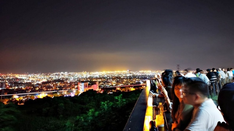 絕美夜景第一排！台中秘境「彩色貨櫃屋」景觀餐廳 
