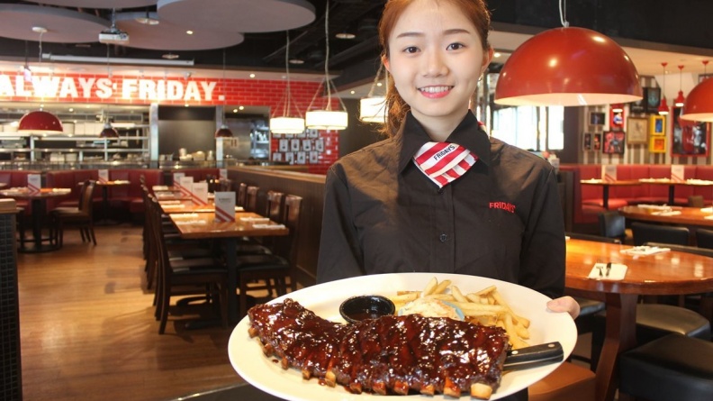 就是週五！TGI FRIDAYS 超大豬肋排「買1送1」 每桌可點2份