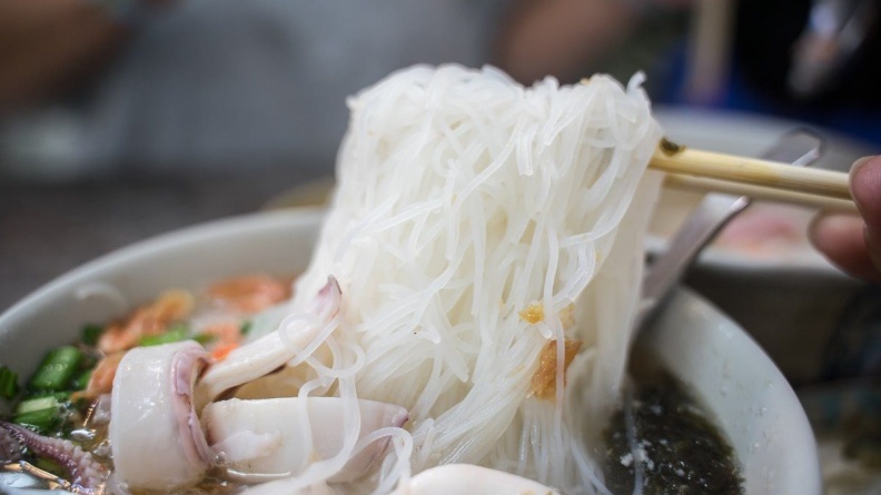 吃到聚寶盆嗎？花蓮超人氣「雞湯米粉」　點1碗免費續加吃到飽