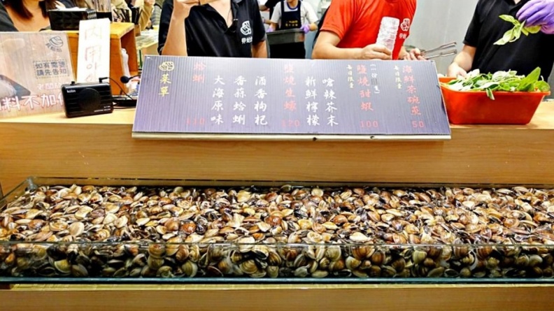 這不是健康步道！滿滿「蛤蠣吧檯」　夜市超狂吃法「尚青」