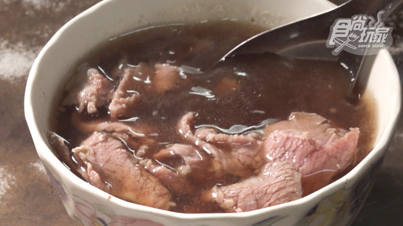 台南神級牛肉湯！產地新鮮直送湯甜肉嫩，想吃半夜就要開始排隊