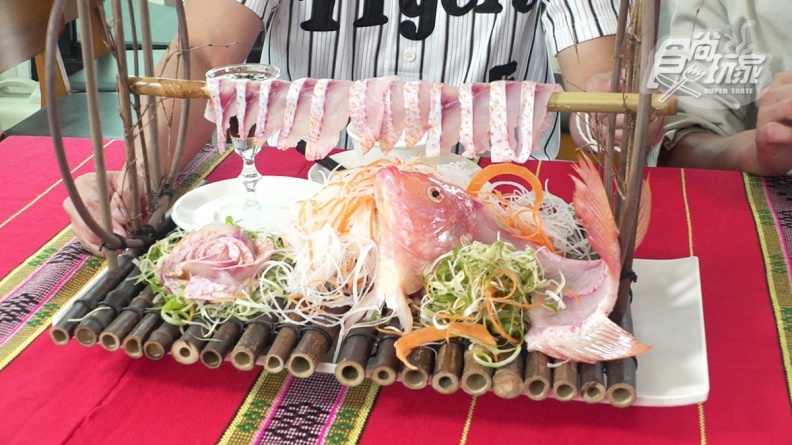 日月潭美食！「紅魔鬼」清蒸鮮嫩、「馬告涮魚」沾刺蔥醬超Q彈