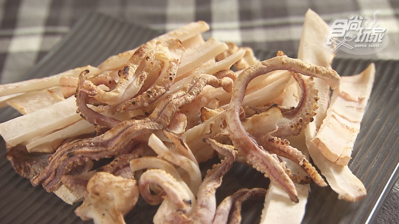 文化夜市隱藏版古早味！手工現壓炭烤魷魚60年不敗，在地人還推烤透抽