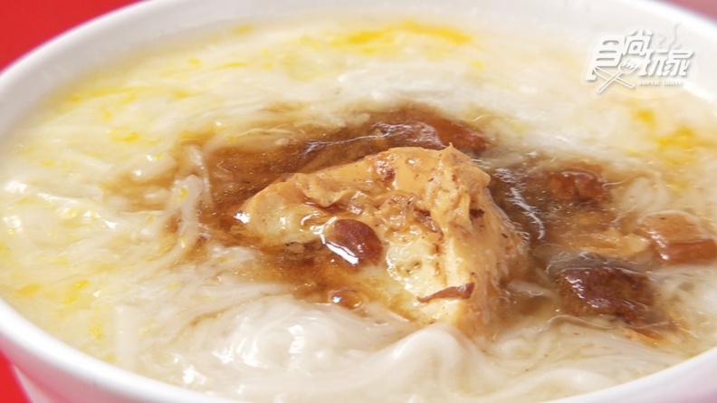 北港最道地早點！麵線糊拌生蛋黃入口即化，再配肉燥、滷蛋白畫龍點睛