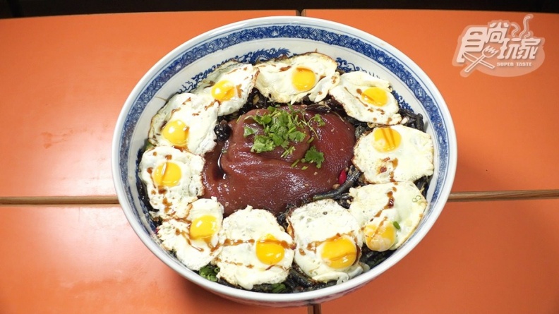 重達11公斤！巨無霸焢肉飯有整塊Q彈蹄膀，再搭10顆半熟太陽蛋超犯規