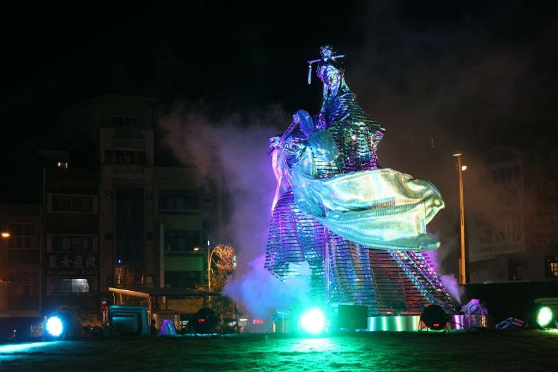 霹靂迷集合！全台首座６公尺高「素還真」雕像，手持拂塵＋燈光秀超吸睛
