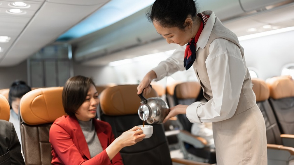 飛機上別點茶或咖啡？美國空姐驚爆「搭機超噁內幕」，台灣前空服員揭真相