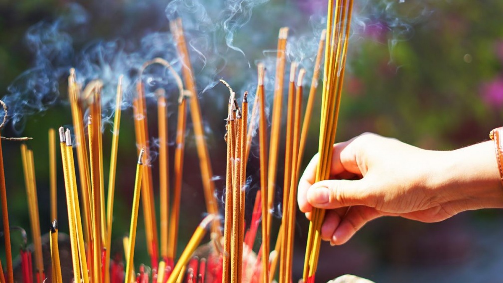 過年拜拜流程禁忌一次看！「這些供品」求財開運，插香用錯手對神明超不敬