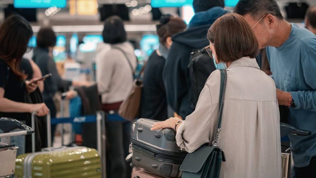 機場犯罪新手法！小偷現身登機口、免稅店，１招偷走個資、盜刷信用卡