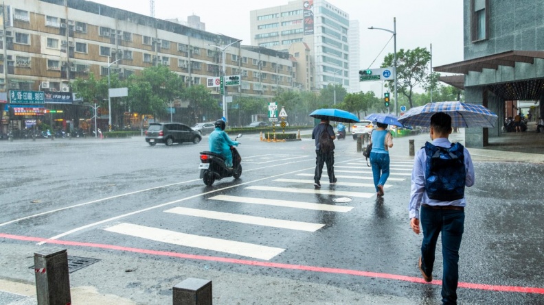 今晚要變天了！週末母親節慎防雷雨彈，下週「這天轉晴」熱如炎夏