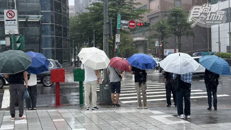 光復連假天氣一覽！今「雨區擴大南修」多地雨彈狂炸，直到這天才回暖
