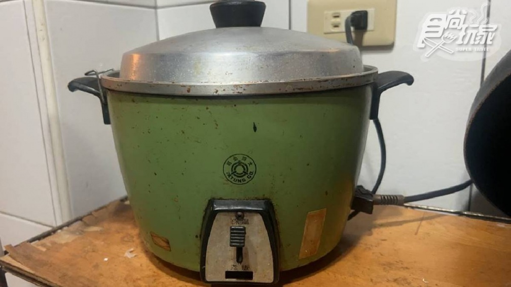 電鍋變黑怎麼洗才乾淨？可用白醋清潔？內行人「用１物」輕鬆除垢、光亮如新