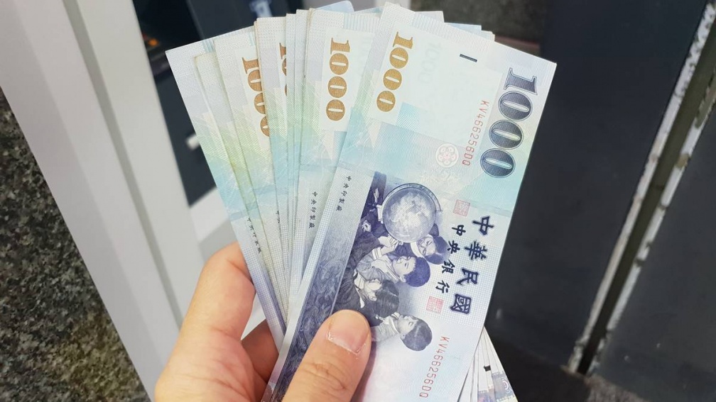 普發一萬銀行加碼懶人包！18間銀行線上登記、ATM活動，最高將11萬元帶回家
