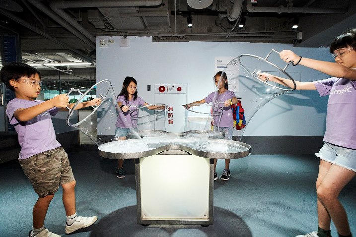 新聞照片三 KidsAwesome奧森兒童博物館「泡泡區」，多種玩法的長型泡泡，讓大人小孩一同體驗泡泡的魅力.jpg