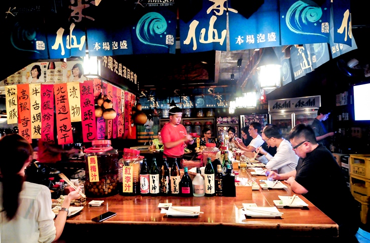 冷冷的夜喝酒吃肉取取暖！深夜居酒屋有酒，你有故事嗎？