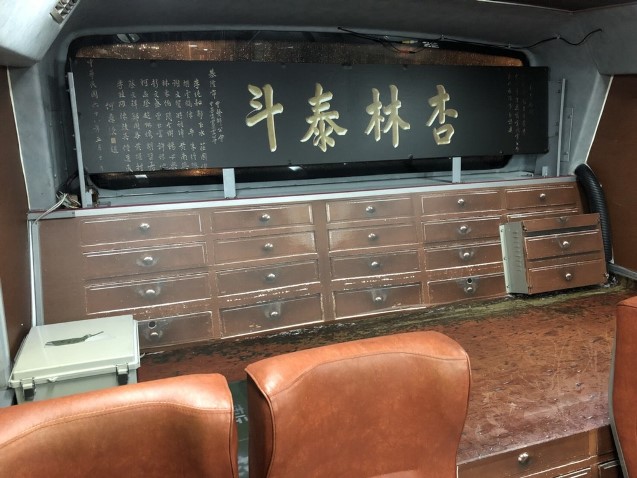 主題公車上路!車廂內變裝布行、茶行、中藥行 一上車就驚豔!綠17變身舊城觀光公車 帶旅客遊逛萬華、大稻埕更便利 (3).jpg