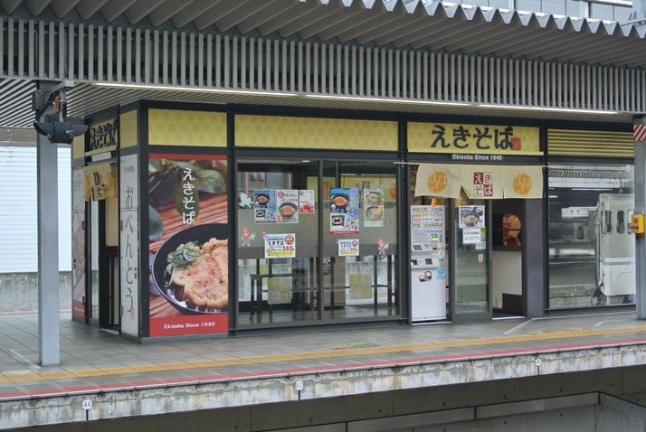 (圖二) 在月台販售車站麵食的專賣店鋪.jpg