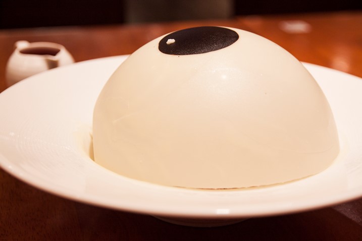 萬聖節限定甜點-眼球過勞 Eye ball brownie，售價260元(10_服務費另計).jpg