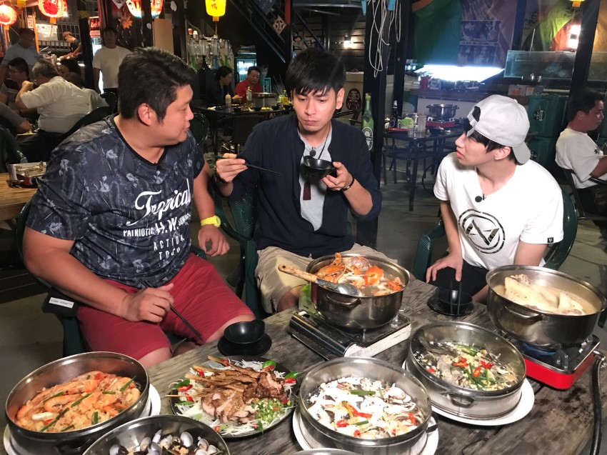 大快朵頤海鮮大餐.jpg