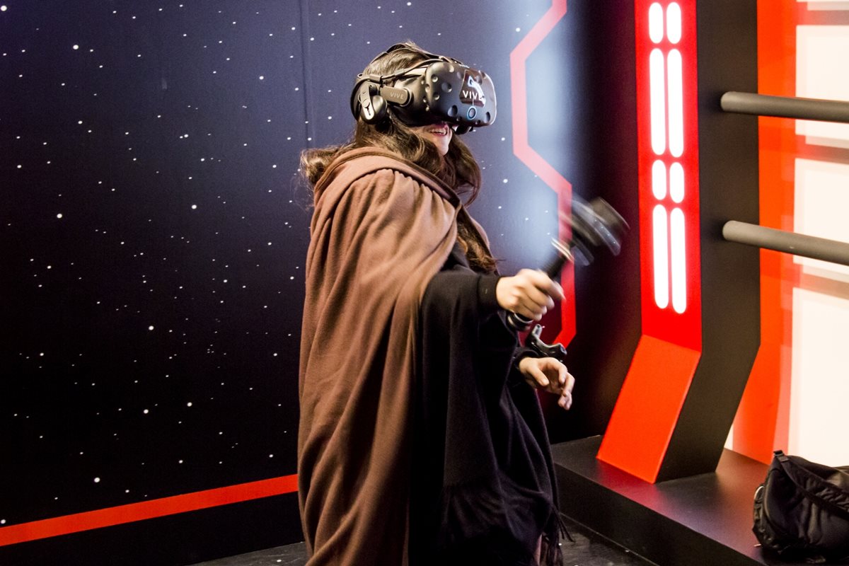 星際迷集合！奇幻星戰VR和黑武士、風暴冰快閃合照