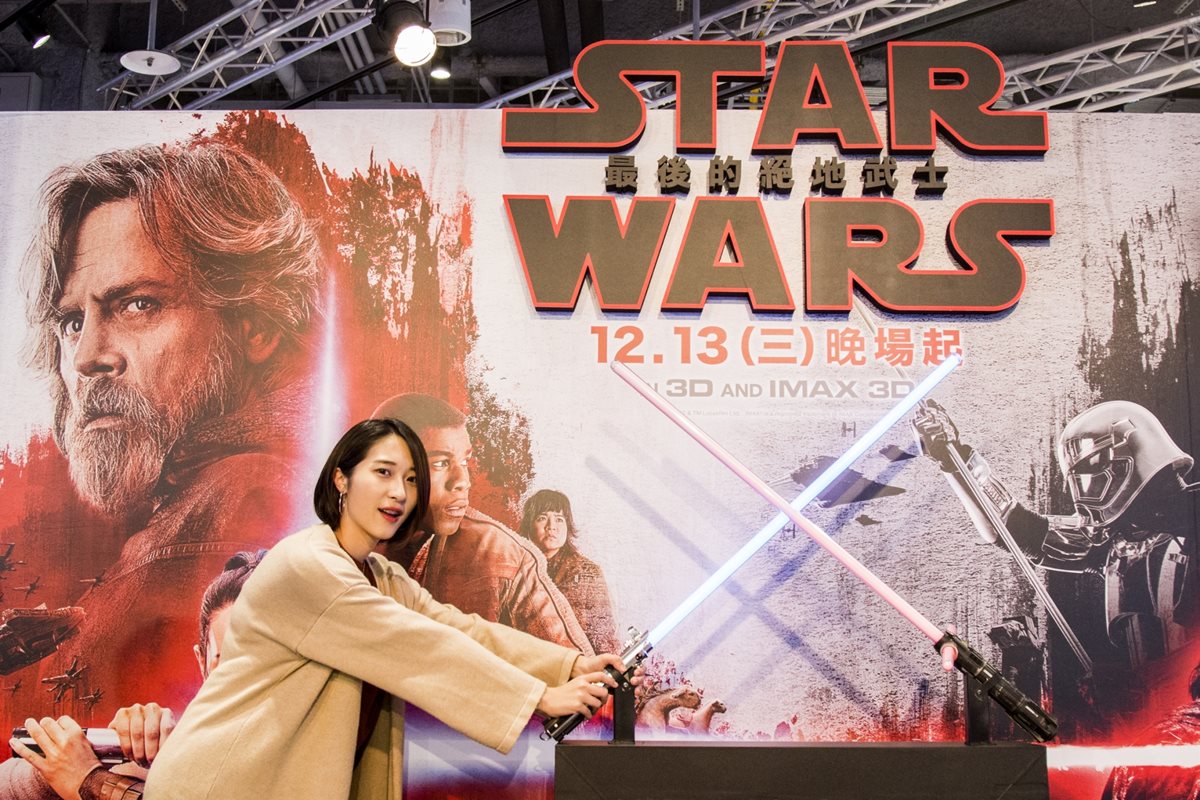 星際迷集合！奇幻星戰VR和黑武士、風暴冰快閃合照