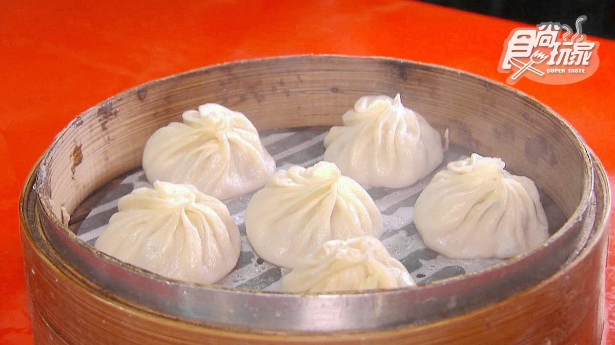 消夜場排隊美食  大顆湯包蒸餃超多汁！