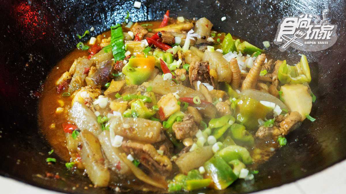 四川闆娘自製泡椒和豆瓣醬是重點！大鍋炒土灶雞香氣太逼人
