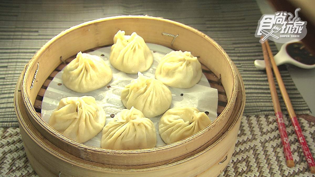 凌晨三點排隊也要吃 「一匙湯包」湯汁滿到像瀑布炸開