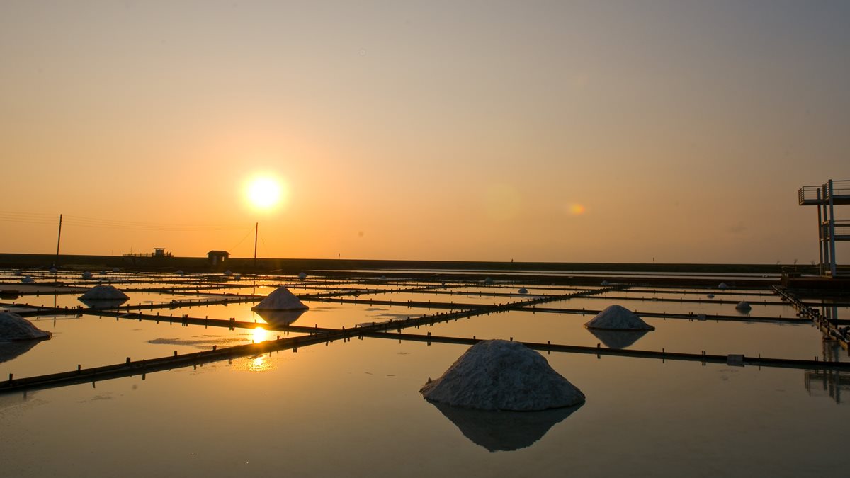 拍最美夕照！「七股→北門」海景公路一日遊：搭竹筏遊潟湖、免費鹽鹵足之浴、偶像劇雜貨店吃鹽焗蛋