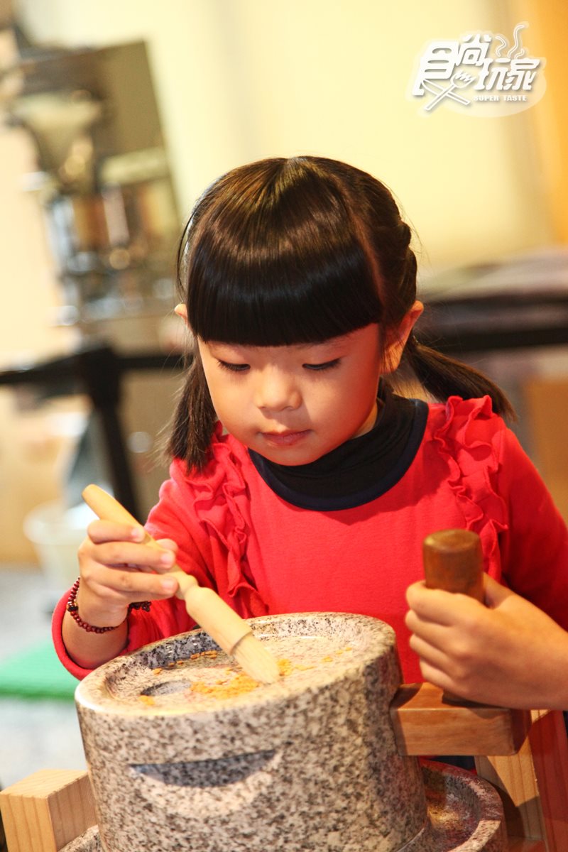 Fun假一起動吃動！親子必訪5大美食觀光工廠：鳳梨酥DIY、手繪巧克力、現揉披薩