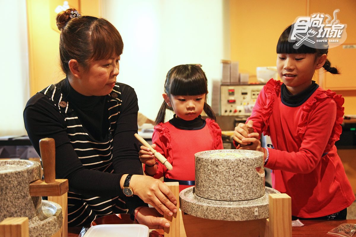 Fun假一起動吃動！親子必訪5大美食觀光工廠：鳳梨酥DIY、手繪巧克力、現揉披薩