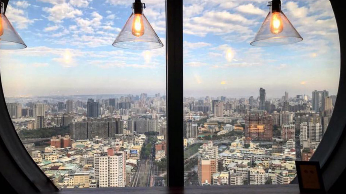 台中最高咖啡館！賞夕陽、夜景佛心價150元就有飲料+輕食