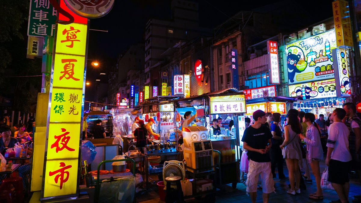 「寧夏夜市」人氣甜點小吃這6攤：鴨蛋黃芋餅、雙口味麻糬冰、蜜煮12小時花生豆花、迴轉蚵仔煎